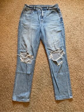 American Eagle Outfitters Light Wash Mom Jeans
